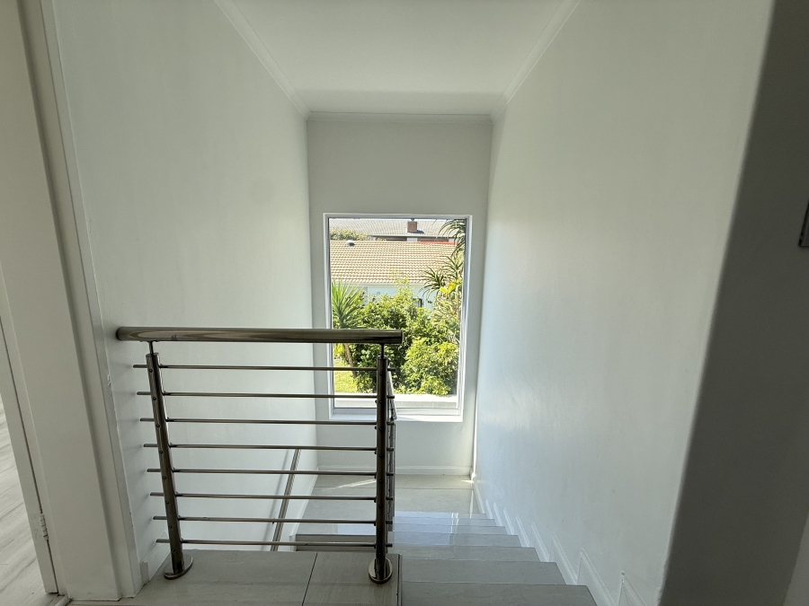 4 Bedroom Property for Sale in Bloubergrant Western Cape